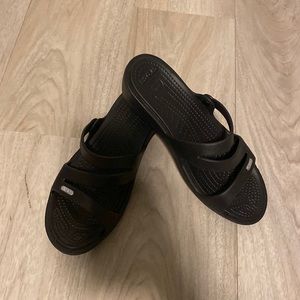 𝅺CROCS Womens Patricia Comfort Slip On Black Wedge Strappy Sandal Size US 8